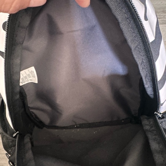 2 New Nike Bags! One backpack One Drawstring NWOT - Picture 4 of 7